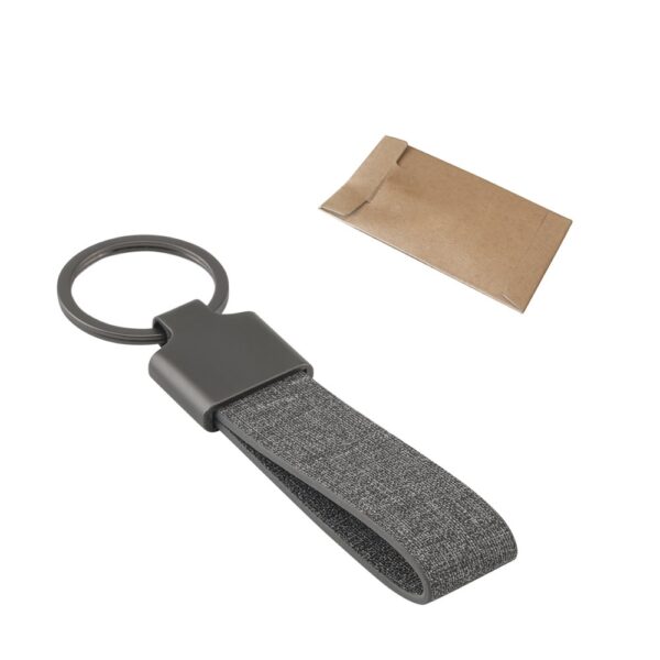 RAVEN. Rectangular-shaped keyring made of metal and recycled pet (30% recycled)