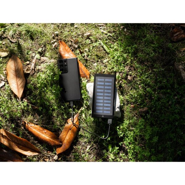 CLERK. 8.000 mAh power bank with solar panel in 100% recycled aluminium