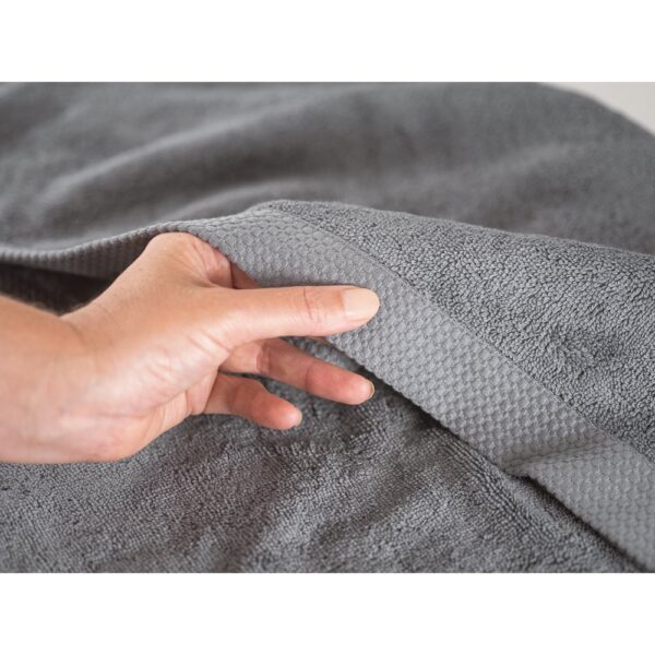 BARDEM L. Bath towel (500 g/m²) in cotton (82%) and recycled cotton (18%)