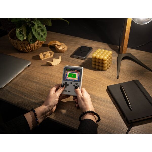 BOWSER. Portable games console with 256 classic games